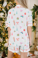 Weißes Pyjama-Set mit kurzärmligem Hemd und Shorts mit Weihnachtsmuster